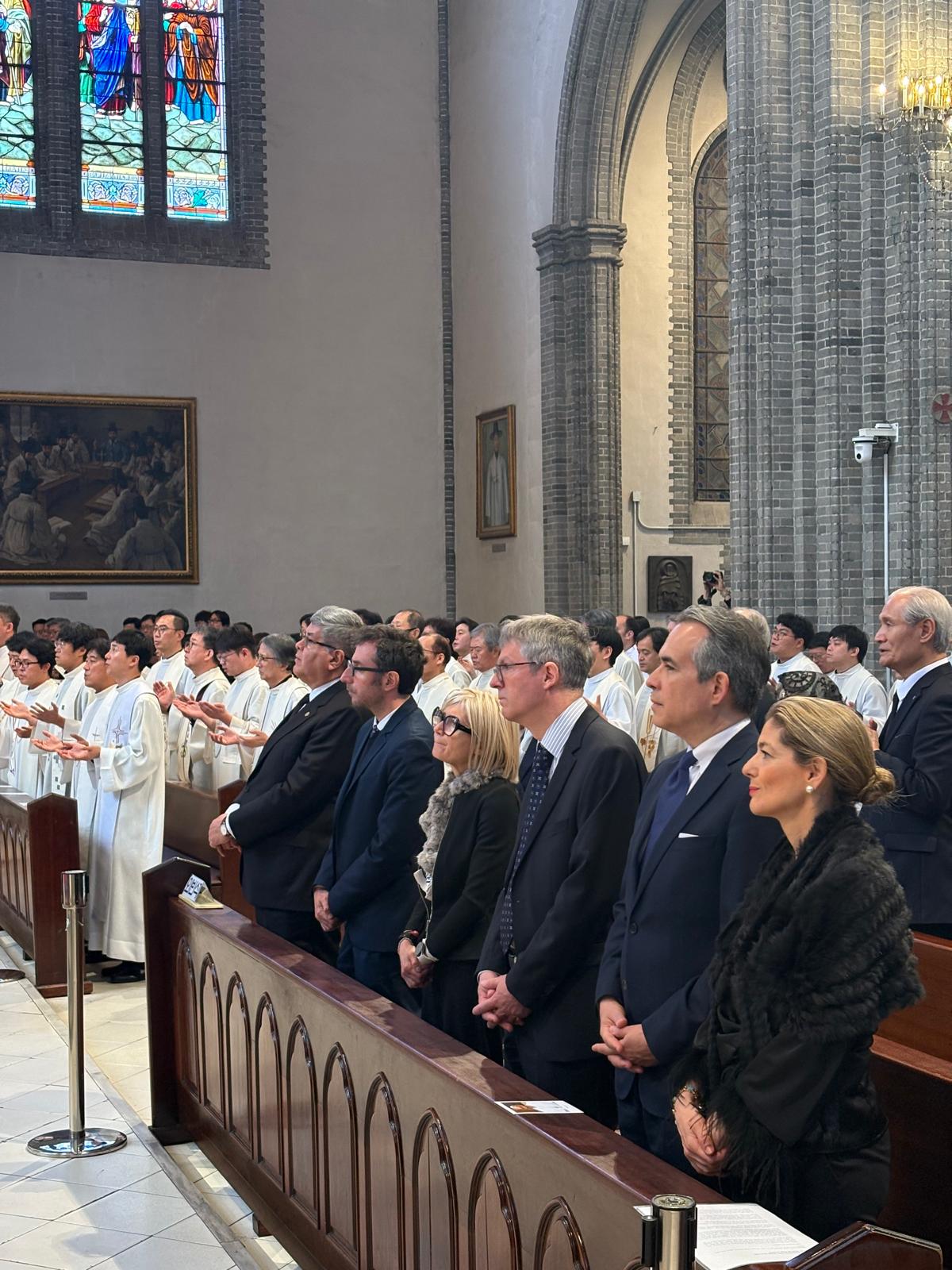 1_L’Ambasciatrice d’Italia a Seoul ha partecipato alla messa di suffragio in memoria di Papa Francesco celebrata nella Cattedrale di Myeongdong
